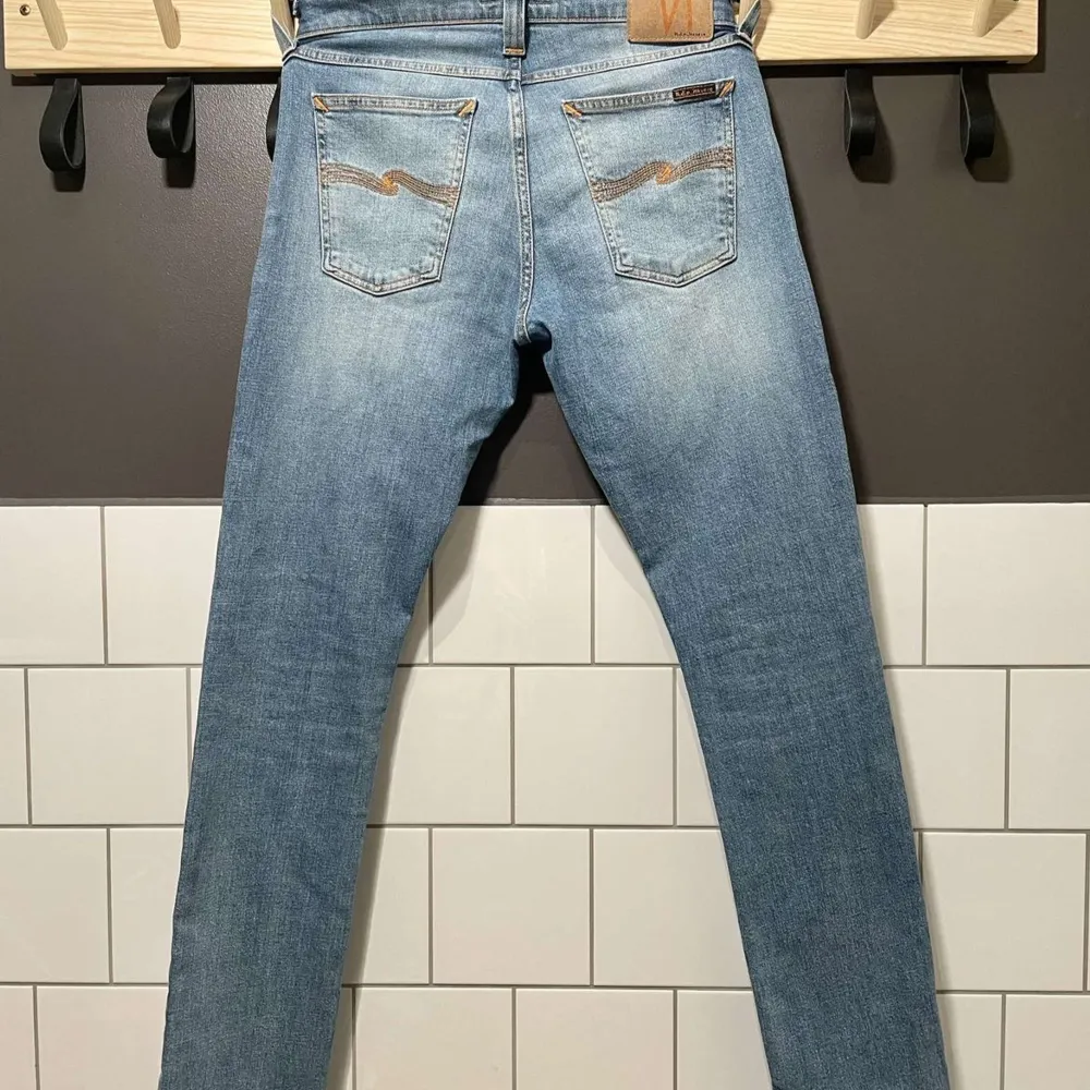 Ett par snygga ljusblåa nudie jeans i mycket fint skick. Ny pris är cirka 1300-1600 kr, vårt pris 449 kr. Storleken är 30/32 och är perfekt i storlek. Tveka inte att höra av dig vid minsta fråga. Jeans & Byxor.