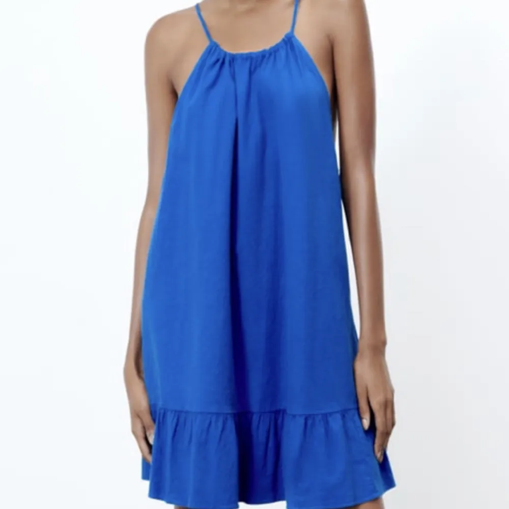 Sjukt söt blå klänning som är perfekt att ha till stranden eller andra tillfällen, säljes då jag har så många klänningar🩷. Klänningar.