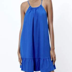Sjukt söt blå klänning som är perfekt att ha till stranden eller andra tillfällen, säljes då jag har så många klänningar🩷