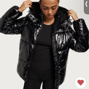 Nelly Jacka  - En svart vinterjacka, storlek M. Använd fåtal gånger, säljer för att det inte är min stil. Nyskick. Köpt för 799:- säljer för 600:-