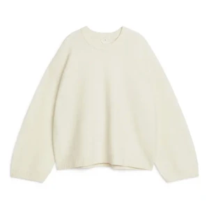 Arket tröja off-white - Intressekoll på min mysiga tröja i alpackablandning från Arket. Väldigt oversized i storlek och lite stickig i materialet. Som ny i skicket då den inte har burits mycket alls ❤️