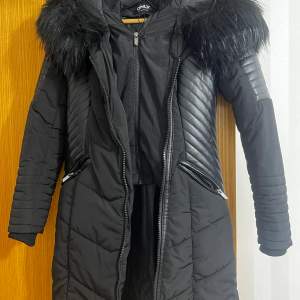 Väldigt fin och varm jacka till vintern i storlek Xs, endast använt två gånger. Köpte den för 1075kr och säljer den för 500kr