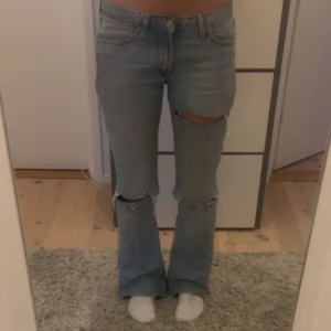 zara jeans med hål  - populära low waist jeansen från zara med egna klippta hål, avklippta längst ner så dom passar någon kortare än 165, skriv vid intresse eller frågor!!