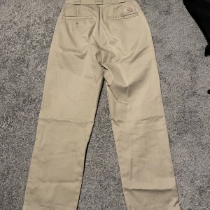 Dickiesbyxor  - Säljer dessa dickiesbyxor då de ej används längre, har en fettfläck (3:e bilden) som troligt går bort med lite tålamod😊pris kan diskuteras vid snabb affär