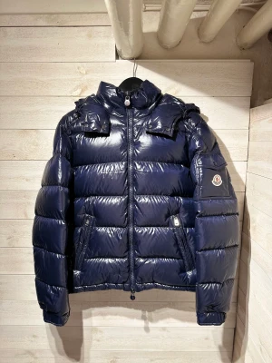 Moncler maya - Moncler maya, navy  Skick: 9/10 (flawless) Storlek: 2 Pris: 7999kr 