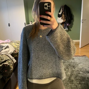 Stickad tröja - Säljer denna snygga stickade tröja från H&M i lite olika blå nyanser. Den är supervarm och skön och endast använd 2 ggr🥰