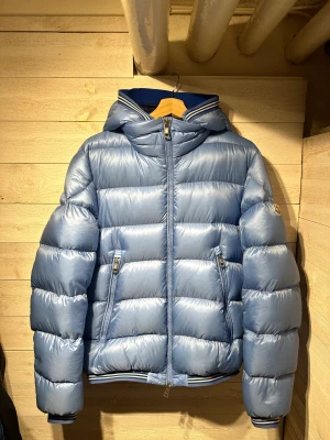 Moncler vinterjacka - Moncler vinterjacka, baby blue. Storlek: 3 Skick: 9/10 Pris 7000