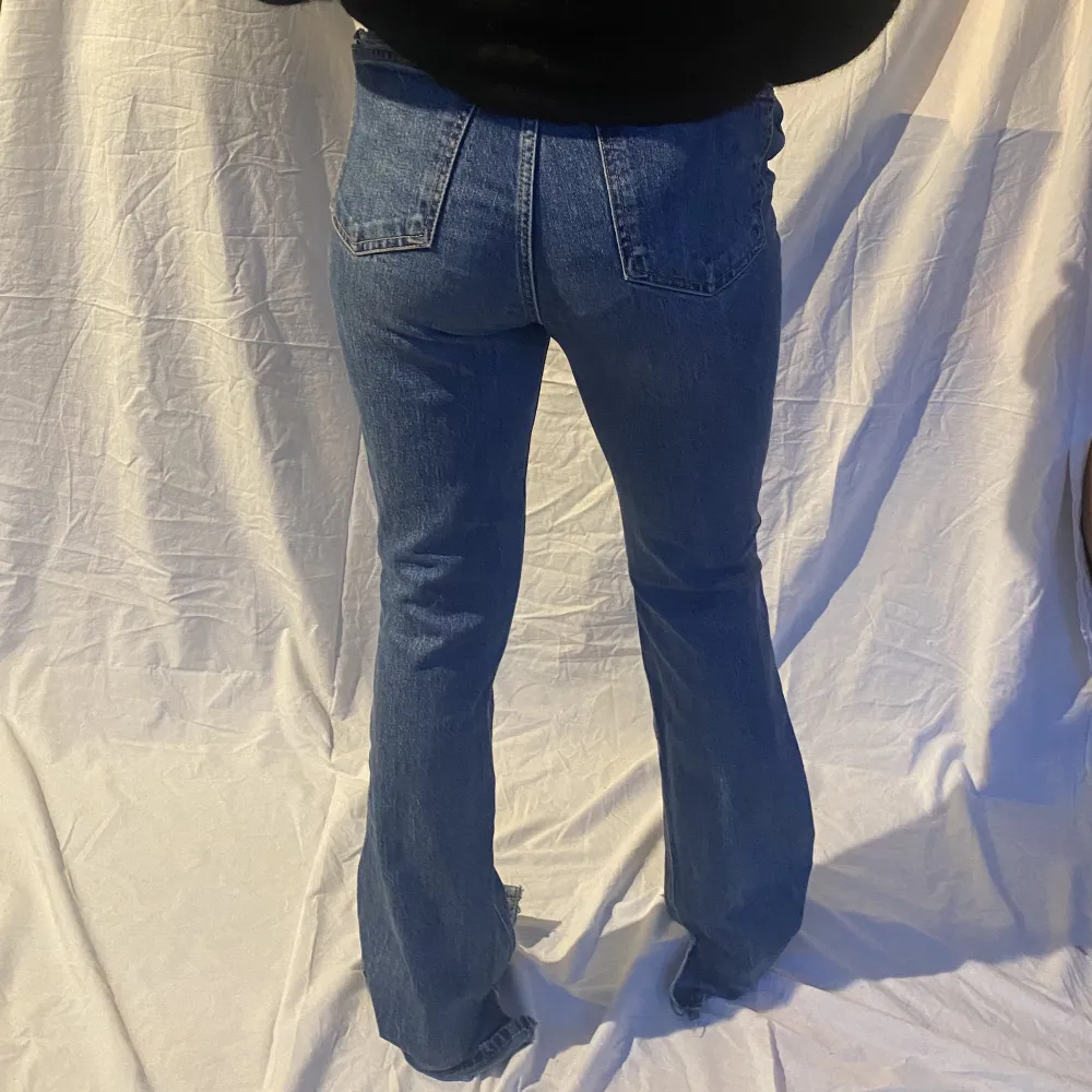 Avklippta zara jeans storlek 36. Jeans & Byxor.