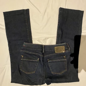 Diesel jeans - Diesel jeans i bra skick. Low/mid waist. Bootcut.  Mått:  Innerbenslängd: 69cm. Benöppning: 22cm. Lår: 25cm. Skrevmått: 20cm. Midja: 35-36cm