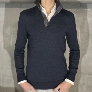 Stickad tröja  - Stickad tröja med knappar i storlek M. Modellen på bilden är 184cm lång. Nyskick, inga skavanker. Köp för endast 199kr.