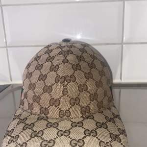 Beige äkta Gucci Keps i storlek M. Fint skick mötts upp i Göteborg.