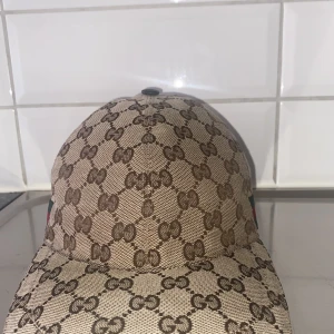 Gucci Keps äkta  - Beige äkta Gucci Keps i storlek M. Fint skick mötts upp i Göteborg.