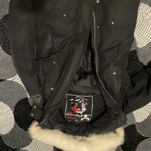 Äkta/Autenthic Moose Knuckles Winter Jacket - En Äkta Moose Knuckles Vinter Jacka i mycket fin o ny skick till salu. Vid intresse och information om jackan finns i dm och pris kan sänkas vid snabb affär och Kvitto finns också. (Två styck i lager)