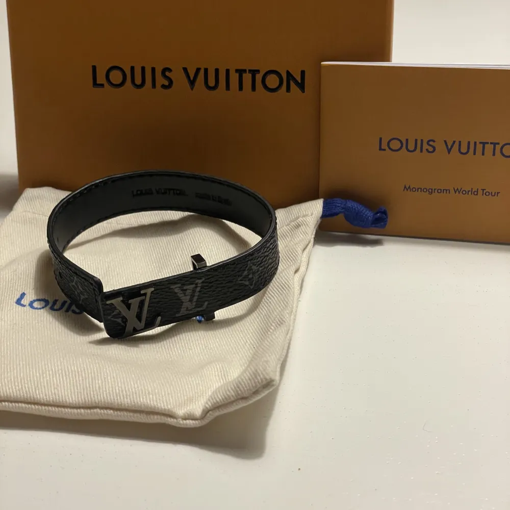 Säljer detta snygga armband från Louis Vuitton. Armbandet är i nyskick och har bara testats ett par gånger. Box kommer med köp!. Accessoarer.