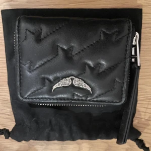 Zadig volitaire plånbok  - Säljer denna Zadig plånbok i jötte bra skick. Köpte för runt 1000kr tror jag och säljer för 399kr. Äkthets bevis finns och dustbag kommer med. 