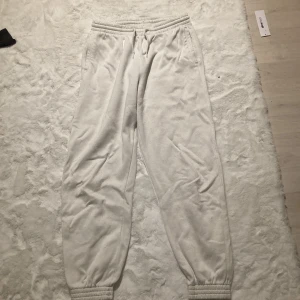 Vita mysbyxor  - Säljer mina vita mysbyxor då dom är för små.