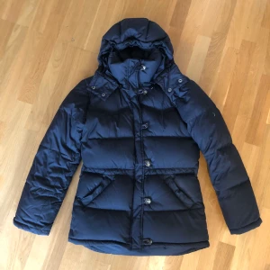 Boomerangjacka - Svart Boomerangjacka i begagnat skick. 