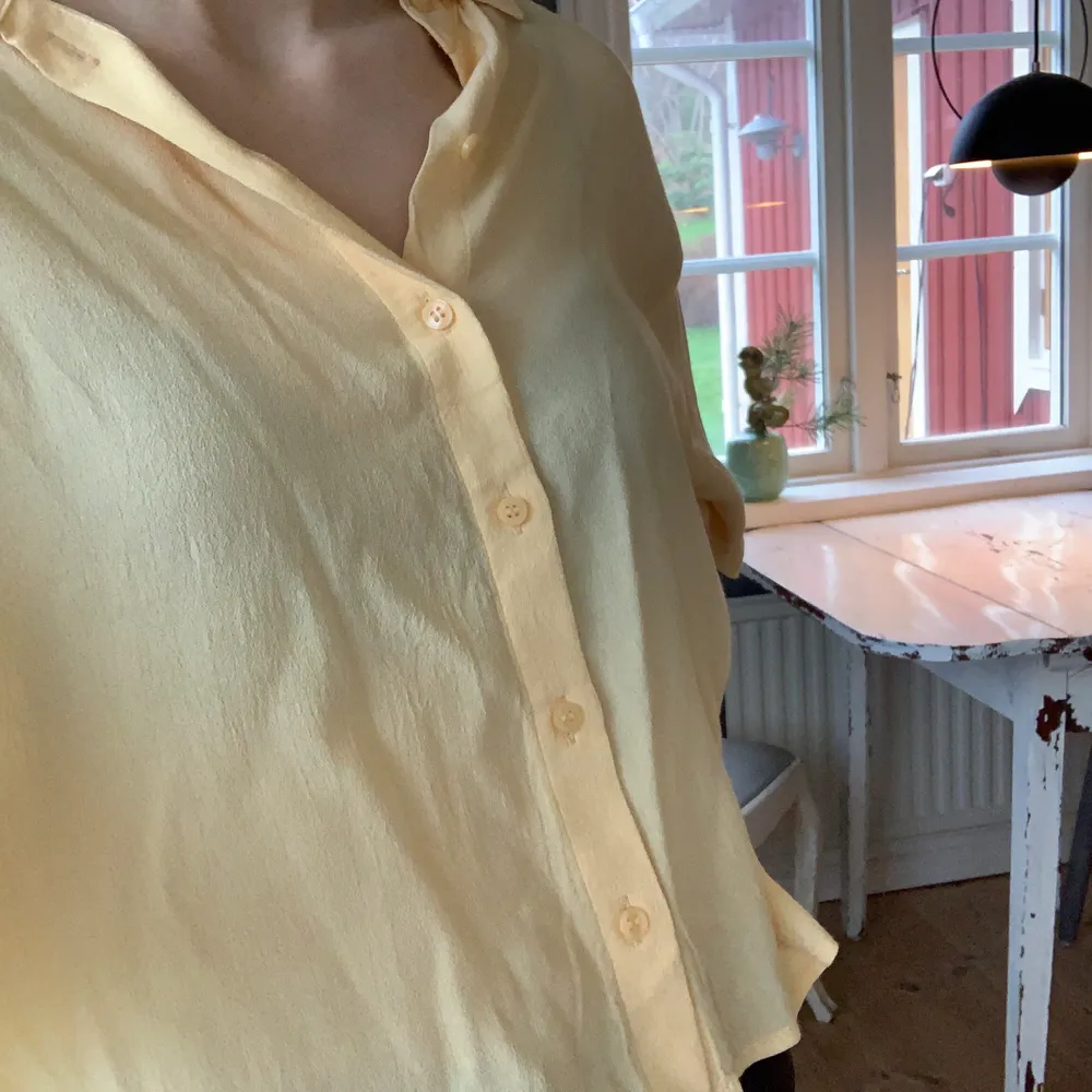En gul skjorta köpt på weekday. Den är använd någon enstaka gång och är därmed som ny. . Skjortor.