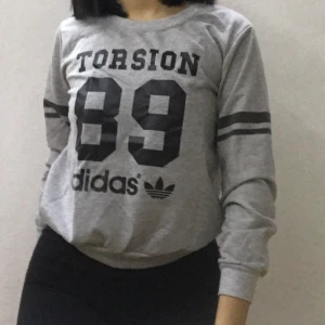 Grå sweater - En grå sweater med text och band på armen. Är använd och har små bollar men otroligt mysig. Även tunnare så passar bra vid varmare tillfällen. Passar s perfekt men går även bra på xs för mer oversized (jag har storlek s). Pris kan diskuteras och skriv gärna vid frågor eller önskemål om fler bilder. Kläderna tvättas och strykes precis innan utskick om så önskas. (Ifall det blir pengar över från frakten betalas det tillbaka)❤️