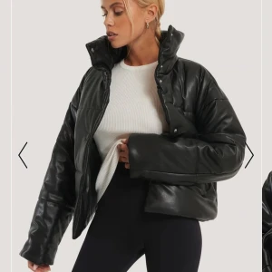 Läder puffjacka - Lägger ut för intressekoll på min puffjacka med läder från nakd i strl 32. Men sitter oversized. Köptes för 799kr så kom med förslag!