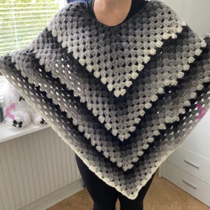 Poncho "Sten" - Mått: 97x87x28,5 cm.  Material: 60% Ull, 40% Akryl.  Välj storlek: en storlek för S,M,L