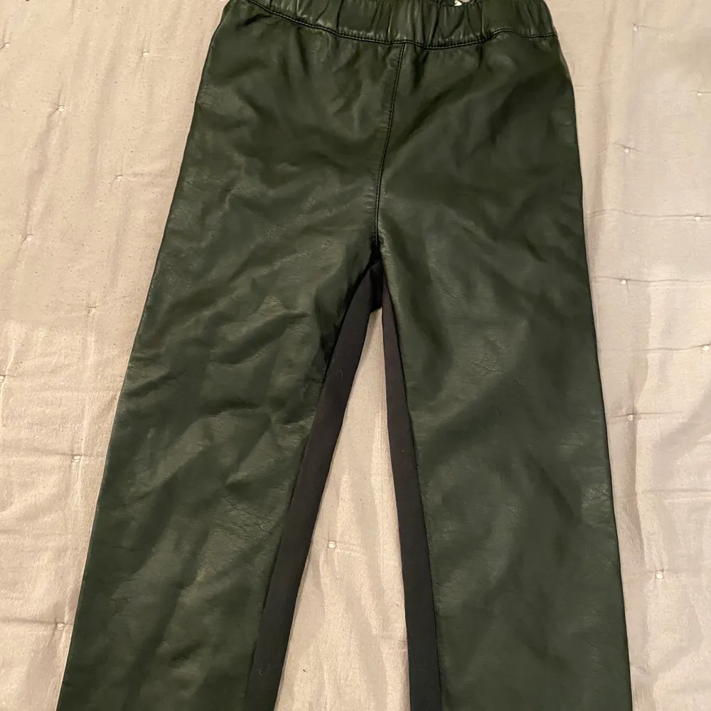 Skinnbyxor köpta på BikBok, helt nya. På framsidan är de Skinn och på andra är de vanligt tyg. Dragkedja finns på baksidan. Pris går att diskutera 💓. Farkut & Housut.