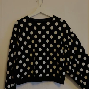 Tröja  - Svart prickig tröja med ballongärmar.