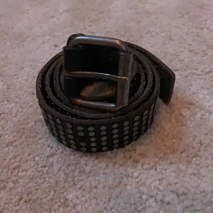 H&M skärp - Mörkbrunt skärp från H&M med runda nitar. Super enkelt att matcha och passar alla typer! I så gott som nytt skick. Köparen står för frakten 💖💖