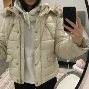 Vinterjacka - Vit Vinterjacka från Zara! Använd men fortfarande i jättebra skick. Storlek S💘