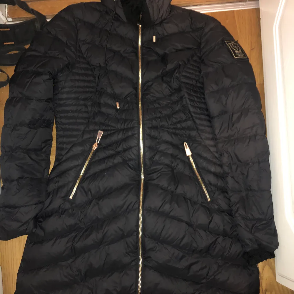Lång dunjacka från bubbleroom- Chiara Forthi Sestriere Light Down Jacket Black. Köpt för 1 499 kr förra året. Fint skick! S/M. . Jackor.