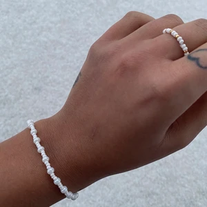Armband och ring🤍 (stretchiga)  - Fint armband med matchande ring i vita pärlor