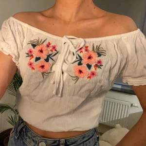 hollister topp - Superfin sommartopp från hollister! Jätte skönt material och elegant snörning. Säljer då jag tröttnat på den och knappt använt den :)