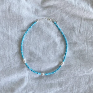 Gustav Halsband  - Här är Gustav och halsbandet från hans kollektion i hans favoritfärg blå!!💙 Gustav gillar att kolla på Paw Patrol, bygga med Lego Duplo och vara ute och leka🧸 20% av varje produkts vinst går till Barncancerfonden. 