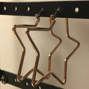 Stjärnörhängen - Säljer snygga stjärnorhängen då de tyvärr inte kommer till användning. Bra skick och aldrig använda. Skriv privat vid frågor!