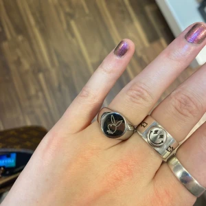 Playboy ring - Playboy ring från Zend details. Säljes pga den är för stor för mig. HÖGSTA BUD: 200