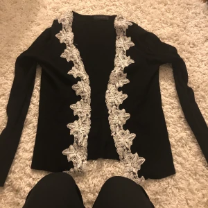 Kofta - Jätte fin kofta med stickad vit kant. Storolek s och säljer för 80kr🌸