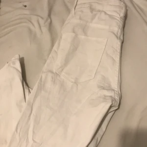 Vita jeans - Ett par helvita jeans som knappt är använda men jag använder inte vita jeans så tänkte sälja dom istället. Jag är 165 och dom passar i längden. Dom är i fint skick. Ni står för frakten