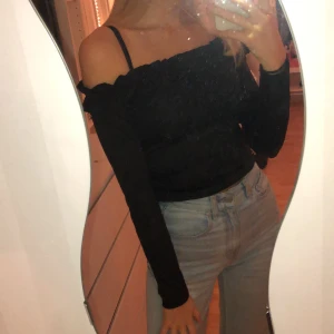 Svart off the shoulder topp - Svart off the shoulder topp med detaljer. Använd enstaka gånger.