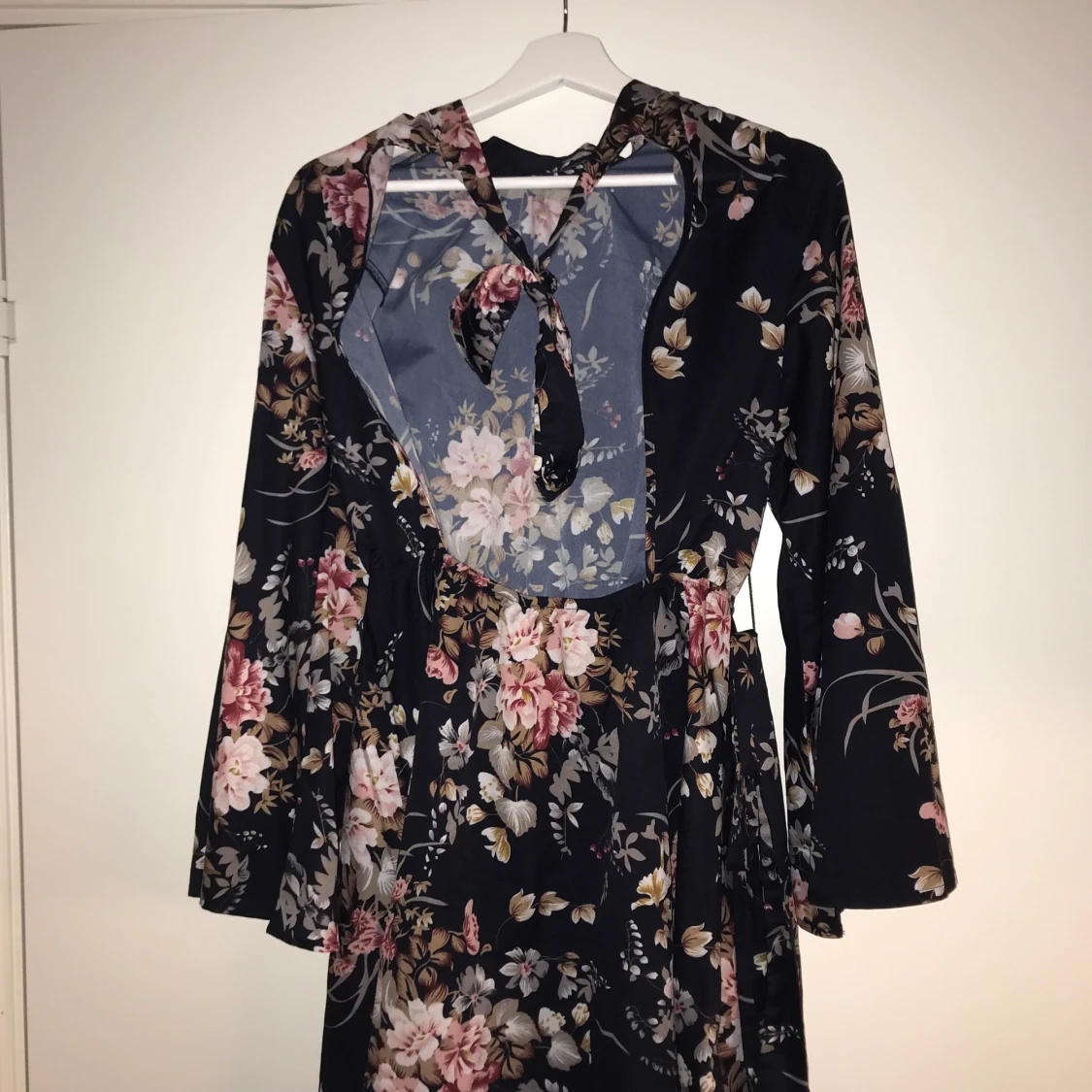 Svart blommig klänning - 90