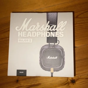 Marshall hörlurar - Marshallhörlurar, använda Max 5 gånger så nästan helt orörda, kartongen har jag kvar och modellen heter ”Major ll”   Skriv meddelande om eventuellt pris ni vill ge👍🏻✨