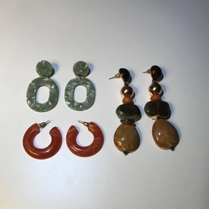 Tre par örhängen - Tre par aldrig använda örhängen säljs billigt! Orangea - 20kr Turkosa - 30kr Långa - 40kr