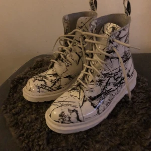 Dr Martens skor - Dr Martens skor strl 38, endast använda 1 gång pga fel storlek (1,400 kr som nya)