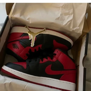 SÖKER JORDANS!! - Söker Jordan 1 mid eller high. Färg spelar ingen roll!     Storlek 40