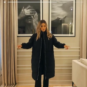 Helt Oanvänd puffjacka - Puffjacka i storlek S från Jacqueline de Yong (finns på Nelly.com). Jackan var ett felköp och är därför helt oanvänd.  Prislapp finns kvar! Nypris: 600kr. Köparen står för frakten