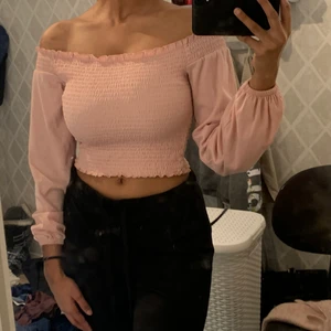 Off shoulder - Fin rosa off shoulder från H&M, strl S och är lite magtröja med puffiga ärmar! GRATIS FRAKT