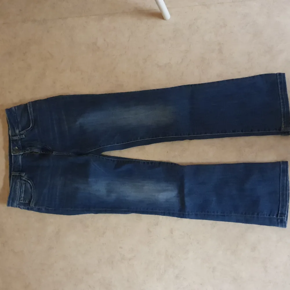 En jättefin mörk blå vintage jeans som jag inte använder länger pga jag tycker inte att den passar mig:( jag är 163 och det passar perfekt den är i storlek S :) priset går att diskutera<3 (mer bilder privat:). Jeans & Byxor.