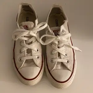 Vita converse skor,dom är slitna men jag tkr det är ganska snyggt, jag säljer för dom har blivit för små. Jag säljer för 30 kr,köparen står för frakt. Storlek 36