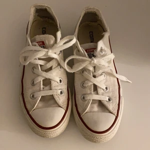 Vita converse skor - Vita converse skor,dom är slitna men jag tkr det är ganska snyggt, jag säljer för dom har blivit för små. Jag säljer för 30 kr,köparen står för frakt. Storlek 36