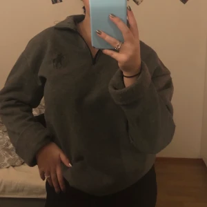 Sweatshirt  - Inte äkta! Annars en väldigt mysig och fin tröja. Frakt tillkommer💓