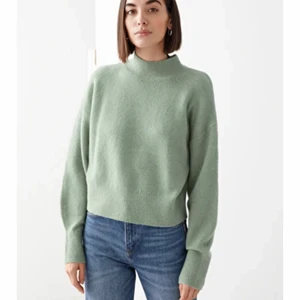 Grön stickad & other stories tröja - Jättefin och varm tröja från and other stories. Knappt använd och i väldigt bra skick. Skriv för mer bilder🥰